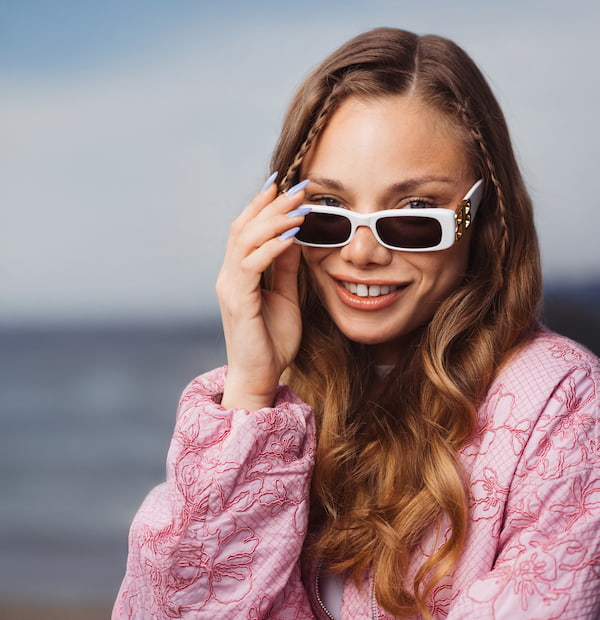 Ragazza con occhiali da sole bianchi rettangolari