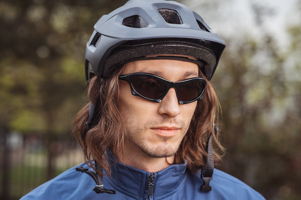 Ragazzo con occhiali da sole sportivi dal design futuristico