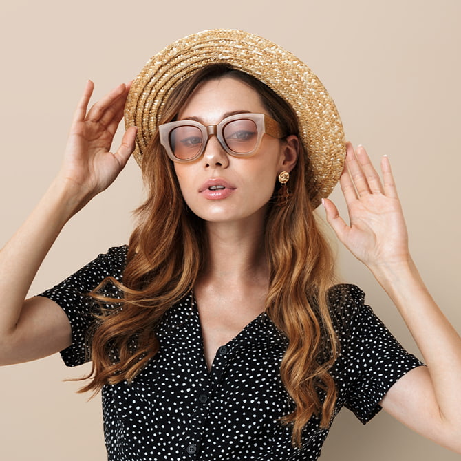 Ragazza con grandi occhiali da sole retrò