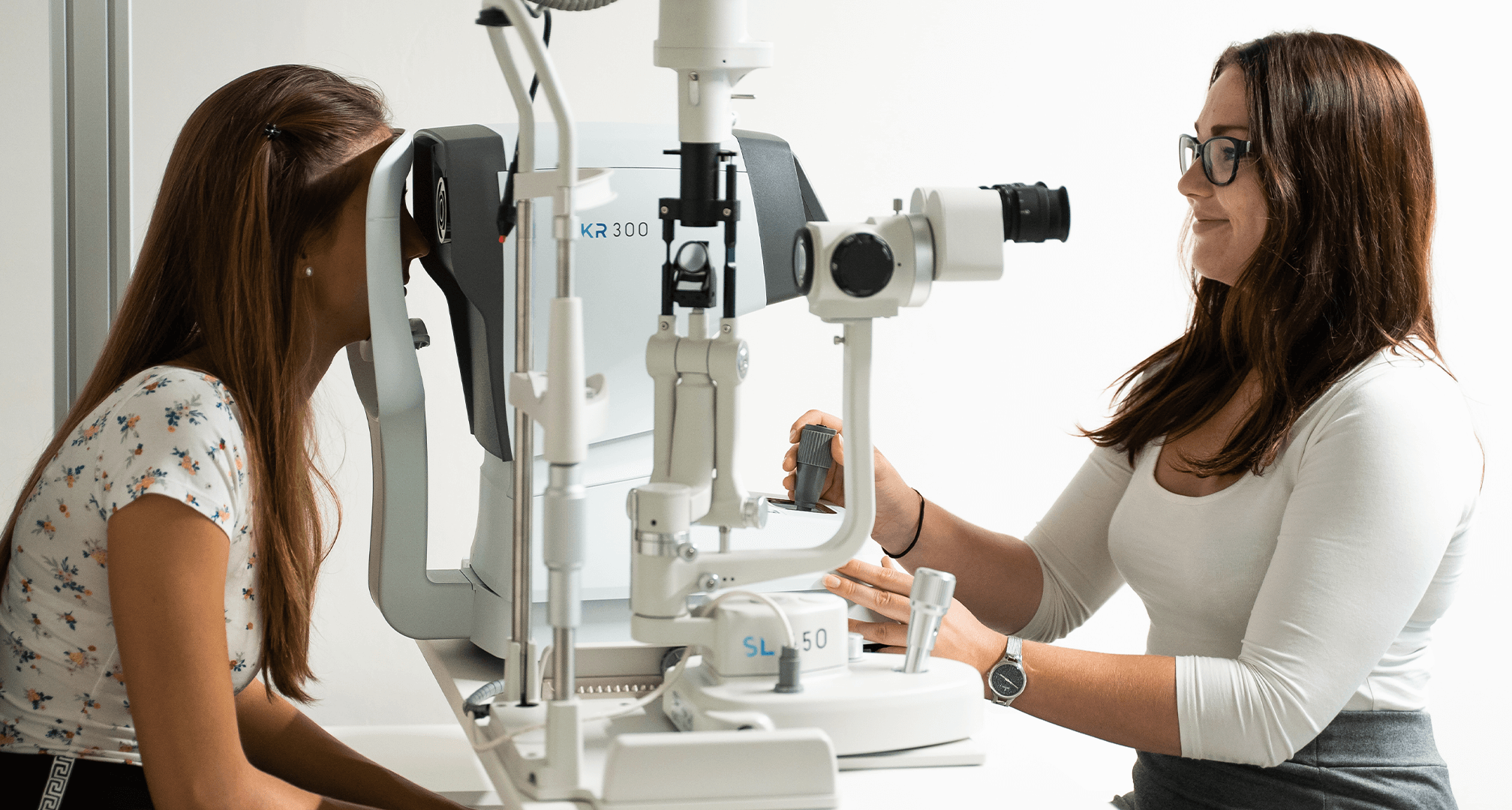 optometrista che esegue un esame della vista su un paziente
